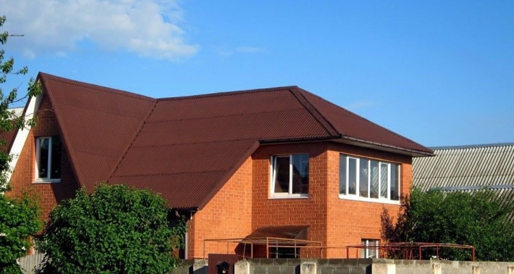 Какая крыша дешевле и лучше — двухскатная или четырехскатная