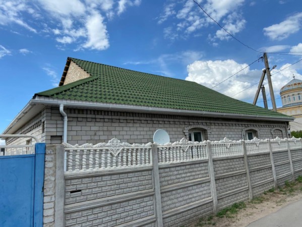 Астанадағы Ондулин Жасыл тақтайшаларының астындағы тас үй