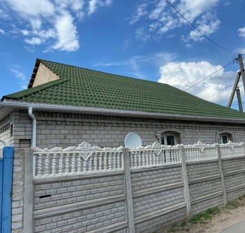 Астанадағы Ондулин Жасыл тақтайшаларының астындағы тас үй