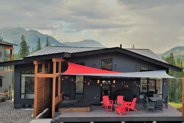 навес на ўчастку дома