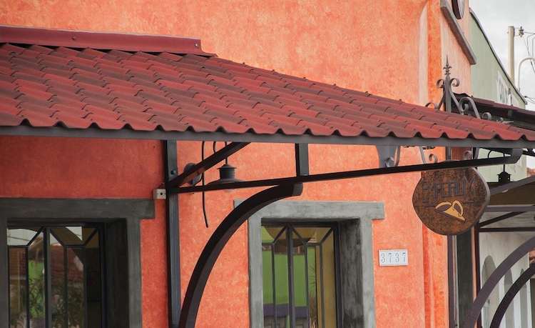 навес над уваходам