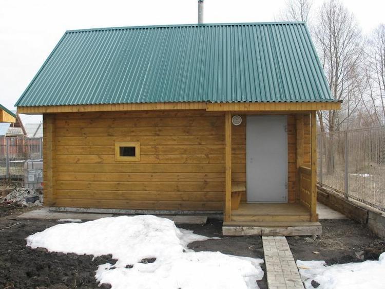 профлист на крыше бани