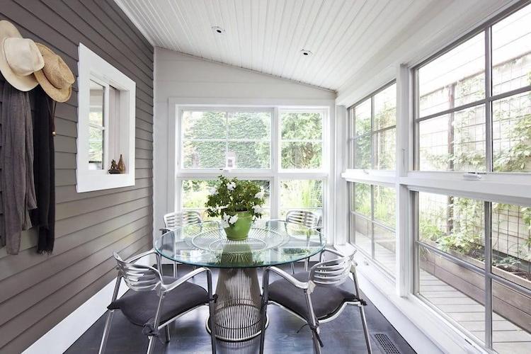 Верандадағы үстел