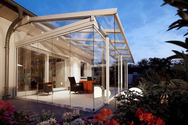 Мөлдір қабырғалары бар веранда