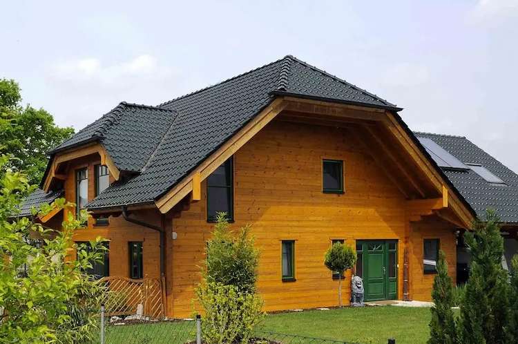 деревянный дом с вальмовой крышей