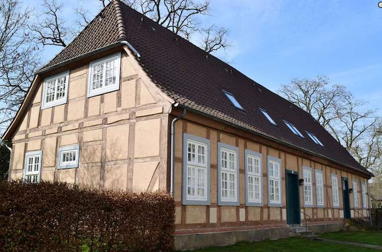 дом в европейском стиле с вальмовой крышей