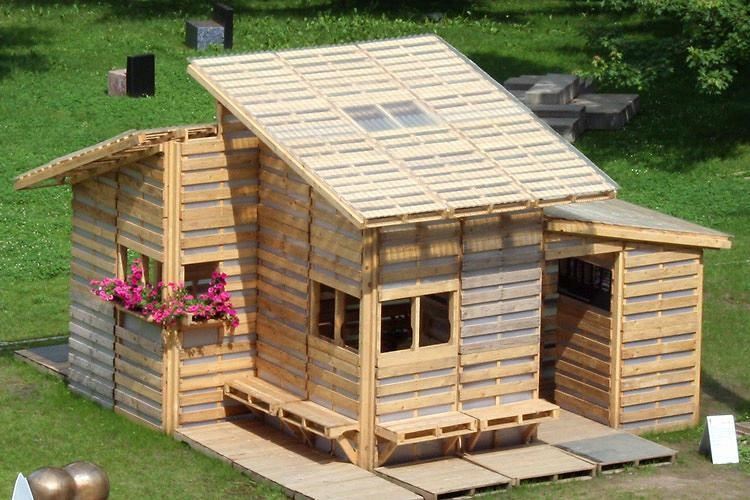 Паллеттерден жасалған сарай