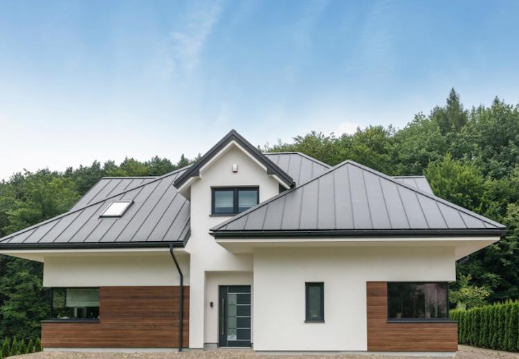 многощипцовая крыша с фальцевой кровлей