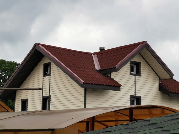 Чем покрыть крышу дома недорого и качественно своими руками