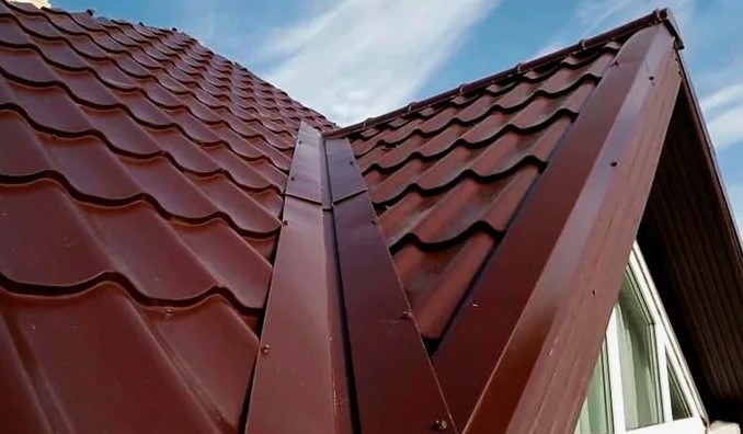 Закрытая яндоўка на даху з металадахоўкі
