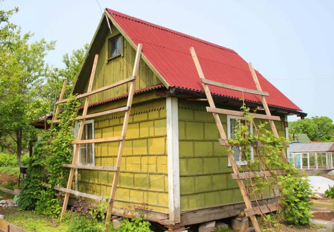 дачный дом с двускатной крышей