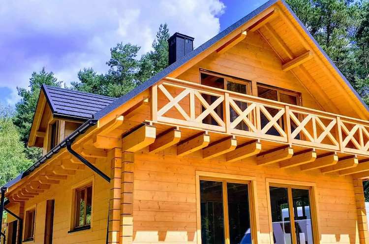 деревянный дом с двускатной крышей
