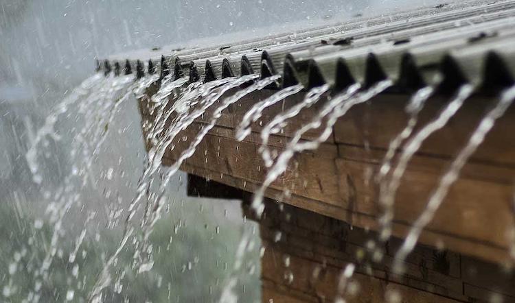 дождь шумит на крыше